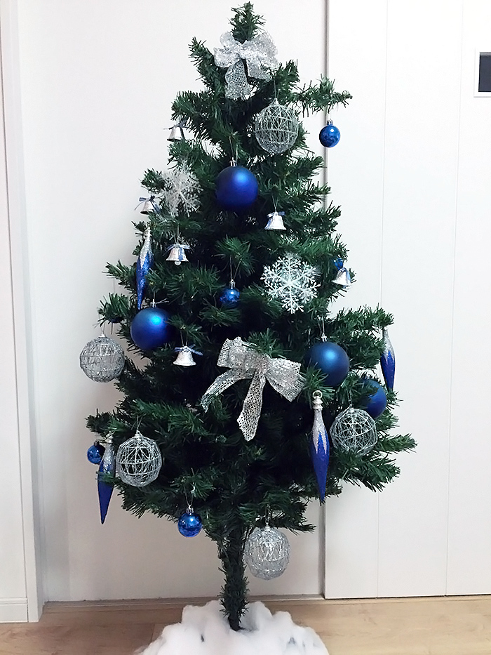 イエロー、ブルーベース別、青をアクセントにしたクリスマス装飾